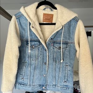 Levi's Women's Light Blue Denim Jacket with Cream Sherpa